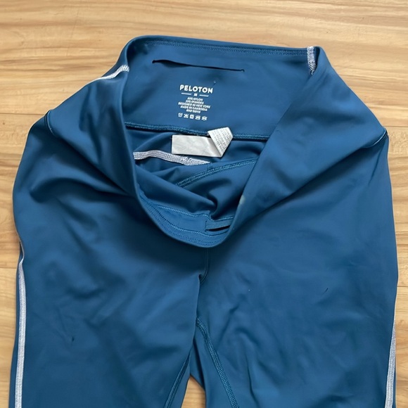 SET Peloton Blue High Waisted Marble Cycling Workout Leggings and sports bra - Picture 5 of 9